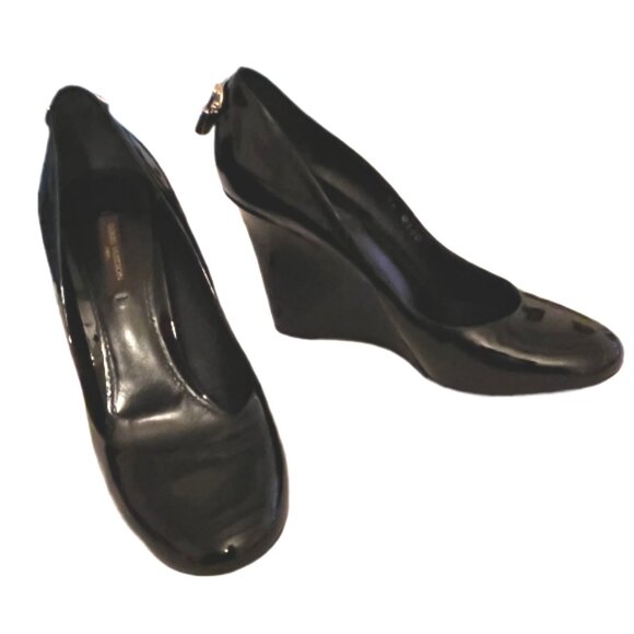 Louis Vuitton Black Patent Leather Gold LV Lock Wedge Pumps  Size 37.5 / US 7.5 - Picture 7 of 14